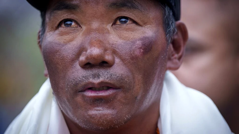 Record mondial! Un nepalez a escaladat vârful Everest pentru a 30-a oară