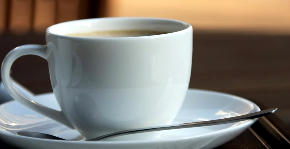 Beţi ceaiul sau cafeaua foarte fierbinte?! Un studiu arată că acestea pot duce la apariţia cancerului