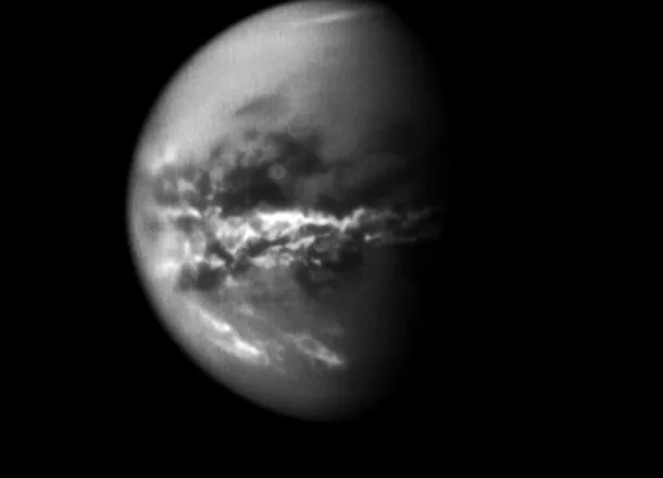 Atmosfera lui Titan, cel mai mare satelit natural al lui Saturn, se clatină în mod ciudat, au descoperit astronomii