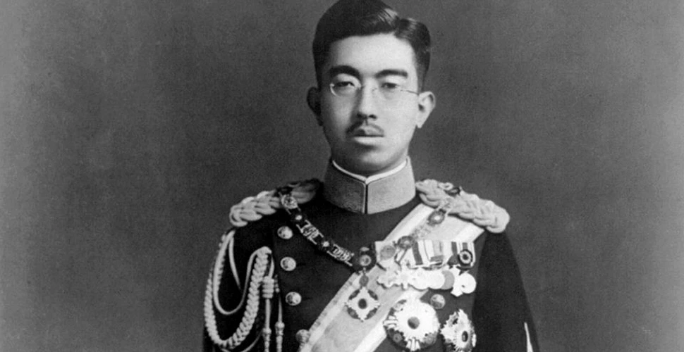 Hirohito, împăratul care a domnit 62 de ani. După ce a permis atrocităţile totalitare s-a supus generalului american Douglas MacArthur