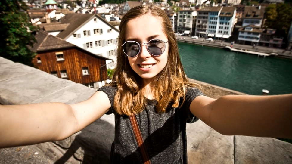 Noua modă pe reţelele sociale. Pozele care vor înlocui în curând clasicele „selfie”