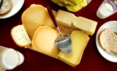 „Dacă mănânci brânză înainte de culcare, visezi urât!”. Ce spun oamenii de ştiinţă despre această convingere populară?