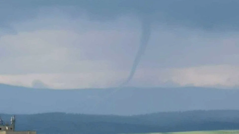 Tornadă surprinsă într-un judeţ din Transilvania