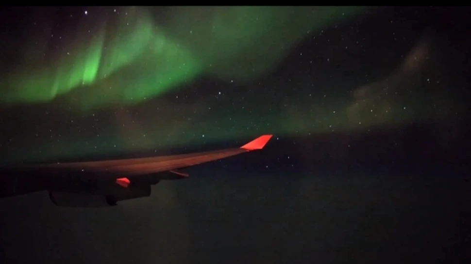 Vezi cum arată aurora boreală filmată din avion! (VIDEO)