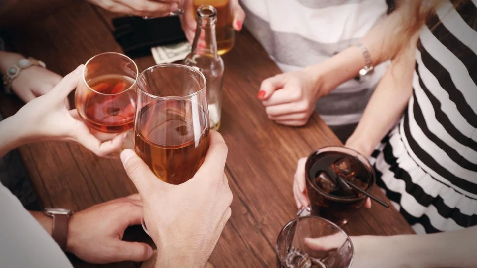 De ce unii oameni se înroşesc imediat ce consumă alcool