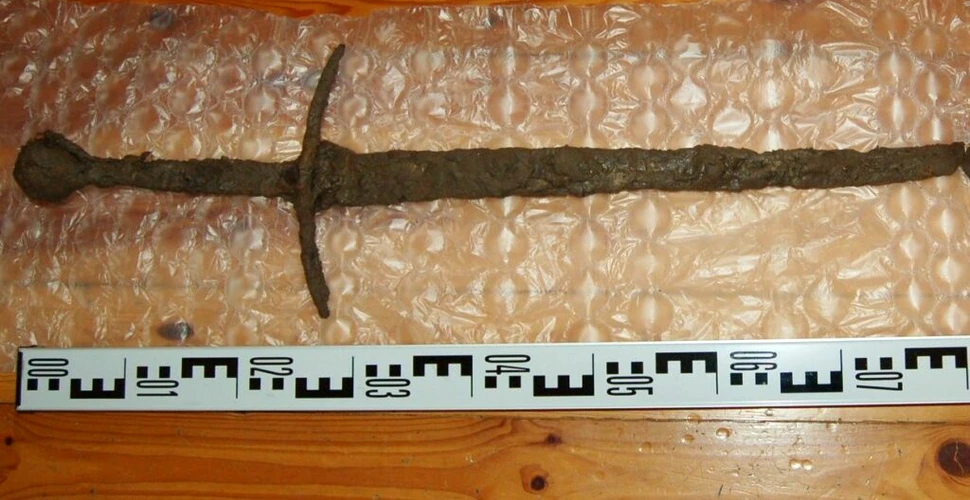 O sabie rară din secolul al XIV-lea, găsită de arheologi amatori în Polonia