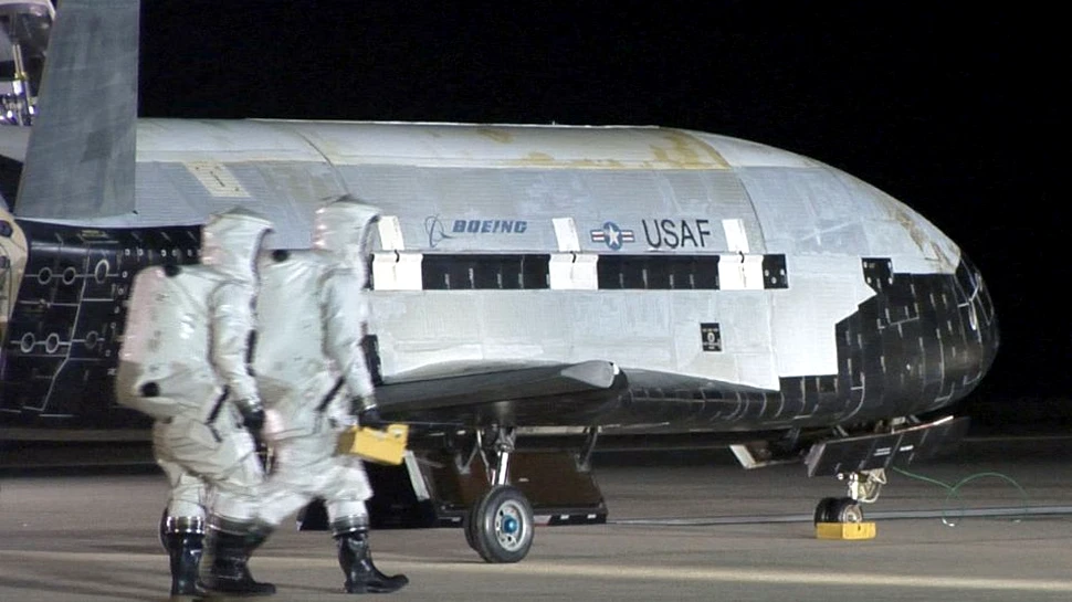 Un avion SECRET al Forţelor Aeriene SUA a revenit după 718 zile petrecute în orbita Pământului