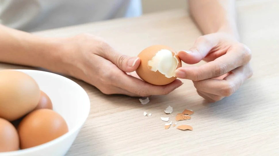 Care este cea mai bună metodă pentru decojirea unui ou fiert? Cercetătorii răspund!