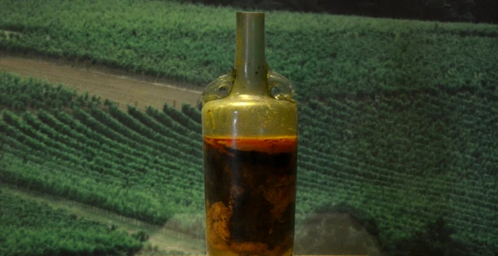 FOTO. Cea mai veche sticlă nedesfăcută de vin, de pe vremea romanilor, ar putea fi încă băută