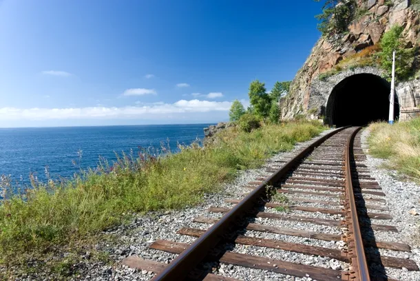 Unul dintre numeroasele tuneluri străbătute de Trans-siberian