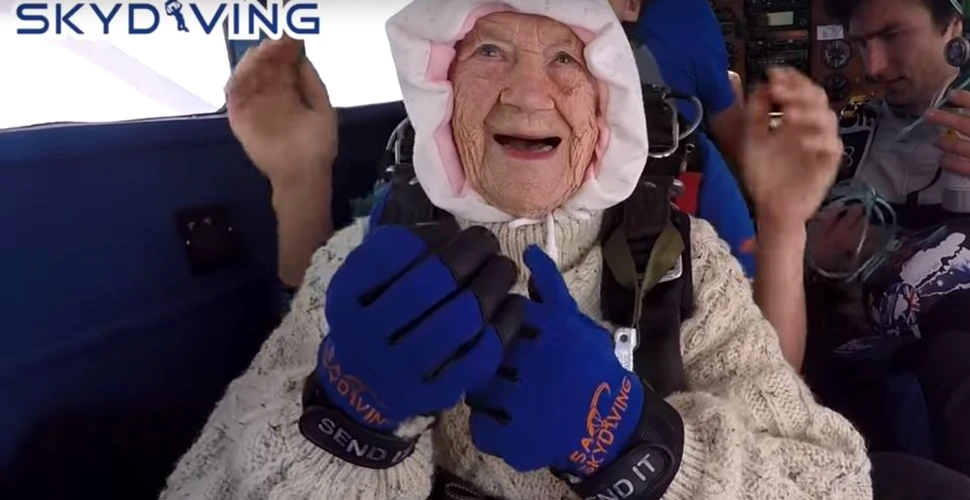 La 102 ani, această bătrânică a devenit cea mai vârstnică persoană ce a sărit cu paraşuta – VIDEO