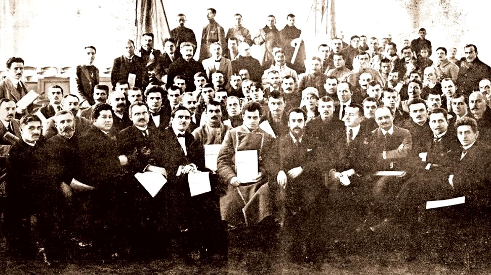 Istoria oficială a unirii Basarabiei cu regatul României. Destrămarea Imperiului Ţarist şi un context prielnic