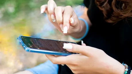 O studentă la chimie a dezvoltat oja transparentă care transformă unghia într-un stylus pentru ecrane tactile