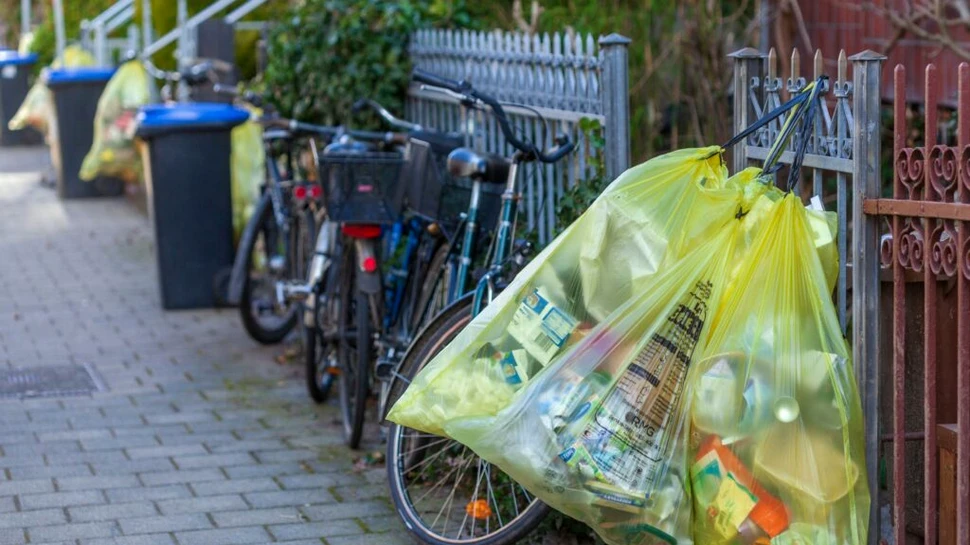 Desfaci. Folosești. Arunci unde & cum trebuie. Reciclăm, deci economisim