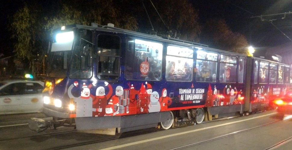 Într-un oraş din România circulă tramvaiul lui Moş Crăciun. Copiii primesc dulciuri şi cărţi
