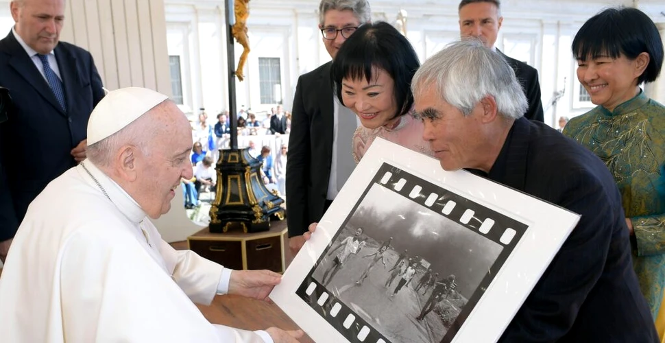 Papa Francisc a primit una dintre cele mai tulburătoare fotografii din istorie