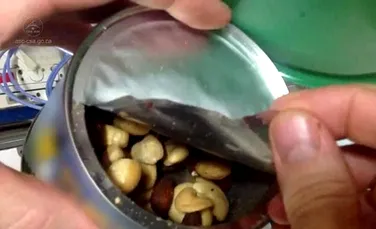 Ce se întâmplă când deschizi o cutie cu alune… în spaţiu? (VIDEO)