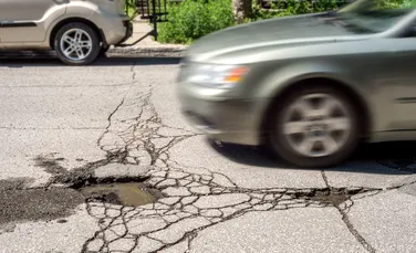 Noua tehnologie care va rezolva problema găurilor din asfalt: Bitumul cu fibre de oţel