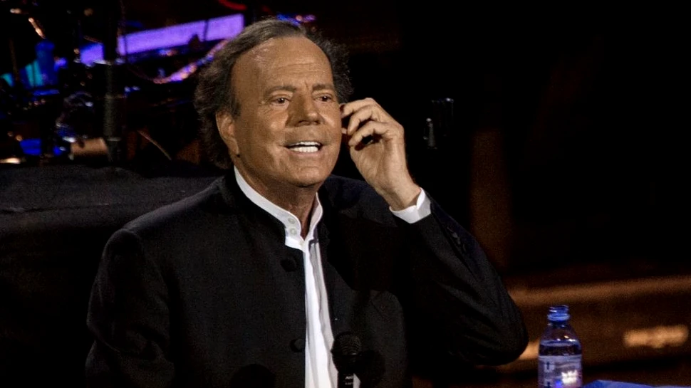 Julio Iglesias, recunoscut în instanţă ca ”tată biologic” al unui bărbat în vârstă de 43 de ani