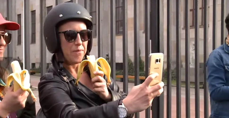 Protest cu banane faţă de cenzura dintr-un muzeu din Varşovia – VIDEO