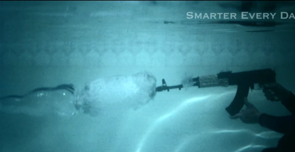 Imagini spectaculoase: ce se întâmplă când tragi cu un AK-47 sub apă? (VIDEO)