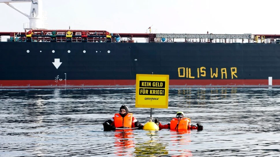 Activiștii Greenpeace au înotat în fața unui petrolier rusesc încercând să-l oprească