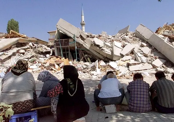 Cutremurul din 18 august 1999 a distrus numeroase clădiri în Izmit şi a provocat zeci de mii de decese
