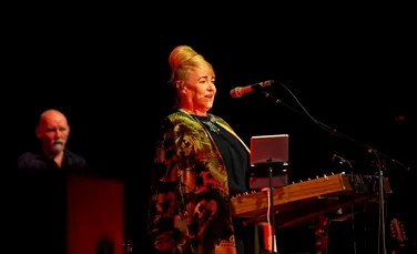 Lisa Gerrard, vocea libertății din Gladiatorul. „Cânt în limbajul inimii, o limbă pe care o știu de foarte mult timp”