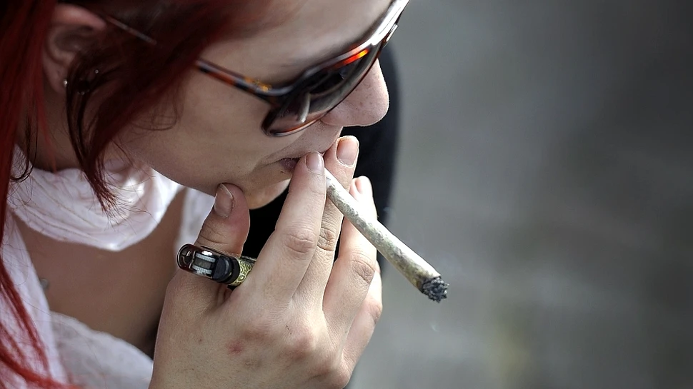 Femeile reacţionează diferit de bărbaţi atunci când fumează marijuana. Concluzia unui studiu