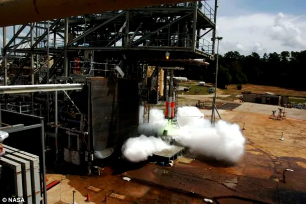 NASA testează un model cât 5% din mărimea reală a SLS, pentru a studia problema zgomotului produs de motoare.