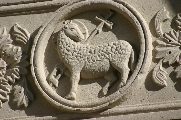 Simbolul Mielului Hristic sculptat ep frontispiciul unie catedrale romano-catolice