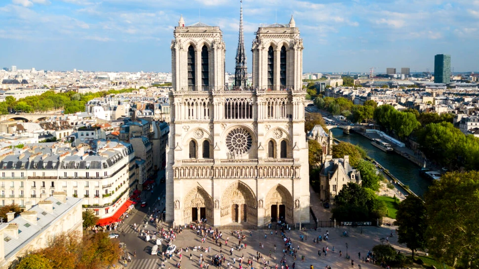 Preoții de la Catedrala Notre-Dame din Paris, nemulțumiți de numărul mare de turiști
