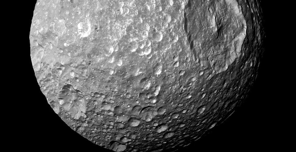Mimas, satelitul lui Saturn care seamănă cu „Steaua Morții”, ascunde un secret