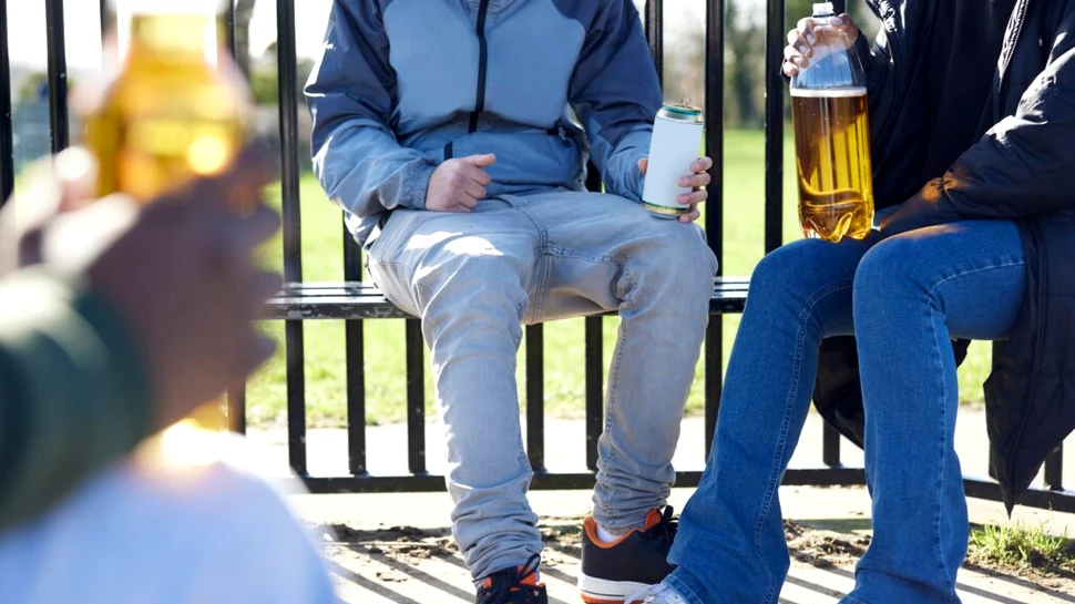 Ce probleme pot avea la maturitate adolescenții care consumă în mod excesiv alcool?