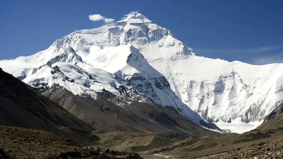 Un şerpaş din Nepal va încerca să doboare recordul mondial stabilit la numărul de ascensiuni pe Everest