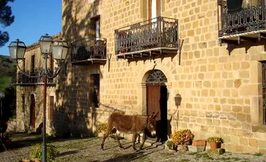 Un primar din Sicilia dă case gratis oricui îi cere, inclusiv străinilor. Doritorul trebuie să îndeplinească o condiţie