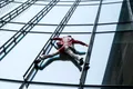 Un francez supranumit „Omul-Păianjen” a escaladat un zgârie-nori fără echipament de siguranță