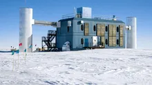 Telescopul ascuns în gheața Antarcticii care detectează „particulele-fantomă” ale Universului