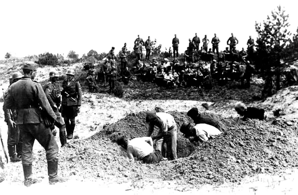 Prizonieri executaţi şi îngropaţi de nazişti