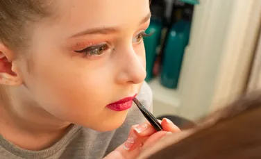 Copii de 8 ani care promovează rutine complexe de skincare pe TikTok. Specialiștii anunță un nou fenomen: „cosmeticorexia”