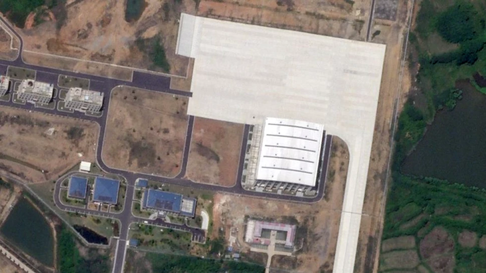 O instalație misterioasă și izolată, cu un hangar imens, a apărut la o bază aeriană din China