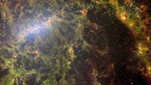 Telescopul Webb a privit „printre gratiile” unei galaxii aflate la 20 milioane de ani-lumină