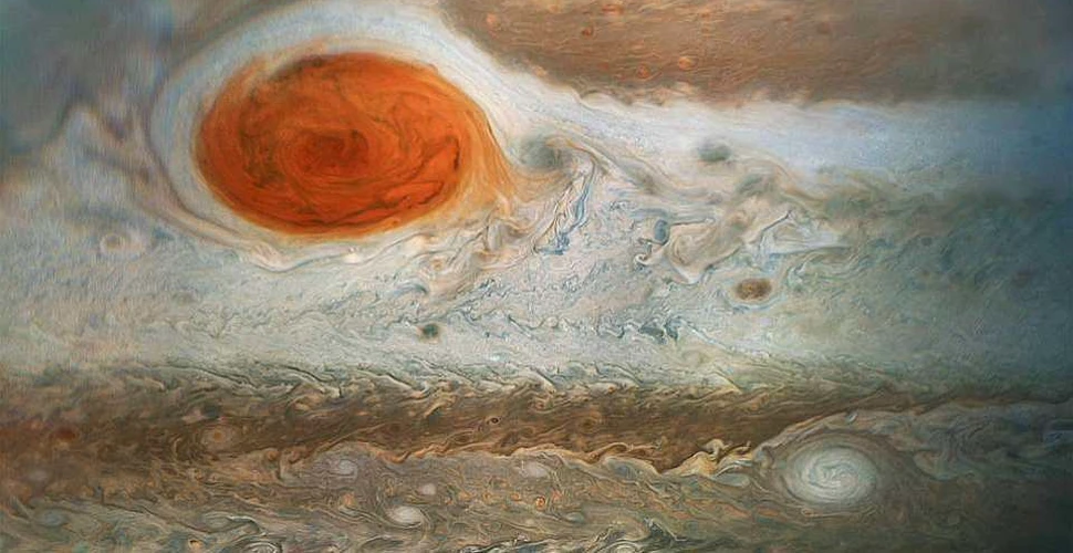 GALERIE FOTO. Noile imagini realizate într-un detaliu fără precedent cu marea pată roşie de pe Jupiter arată că megafurtuna scade în intensitate