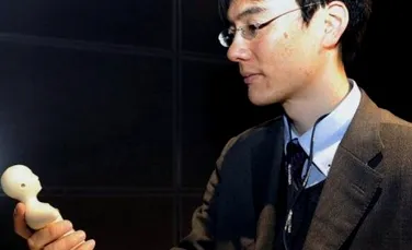 Invenţie japoneză: telefonul în formă de om… uleţ (VIDEO)