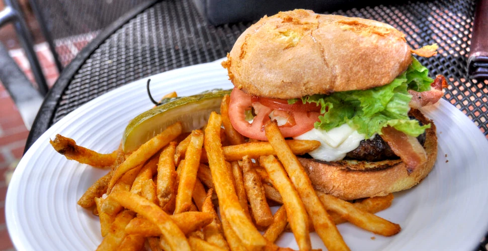 Dieta modernă, vinovată pentru explozia cazurilor de cancer în rândul tinerilor