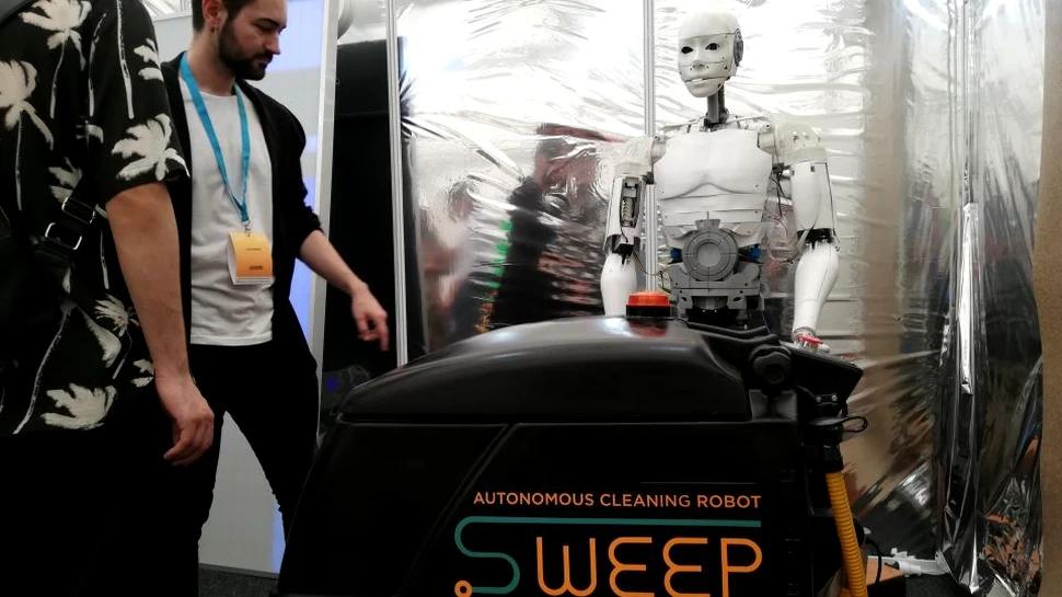Tech Expo, cum s-au înghesuit bucureştenii la tehnologia care dă de băut şi te plimbă pe circuit