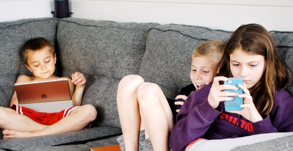Pubertatea apare mai devreme la copiii care folosesc smartphone-ul în exces