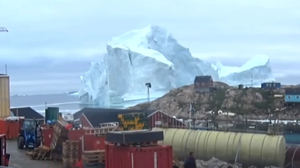 Un aisberg GIGANT ameninţă locuitorii unui sat din Groenlanda- VIDEO