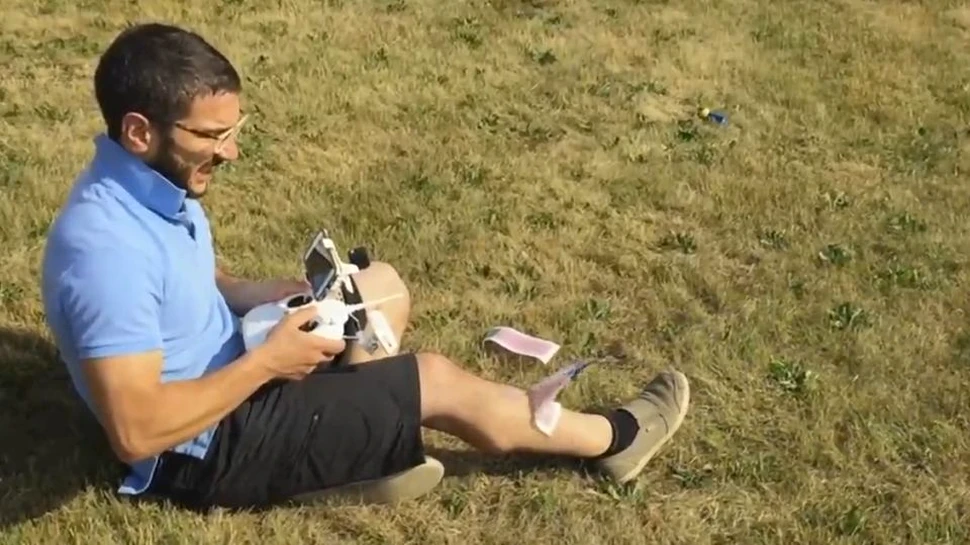 Cum să-ţi epilezi picioarele cu ajutorul unei drone – VIDEO