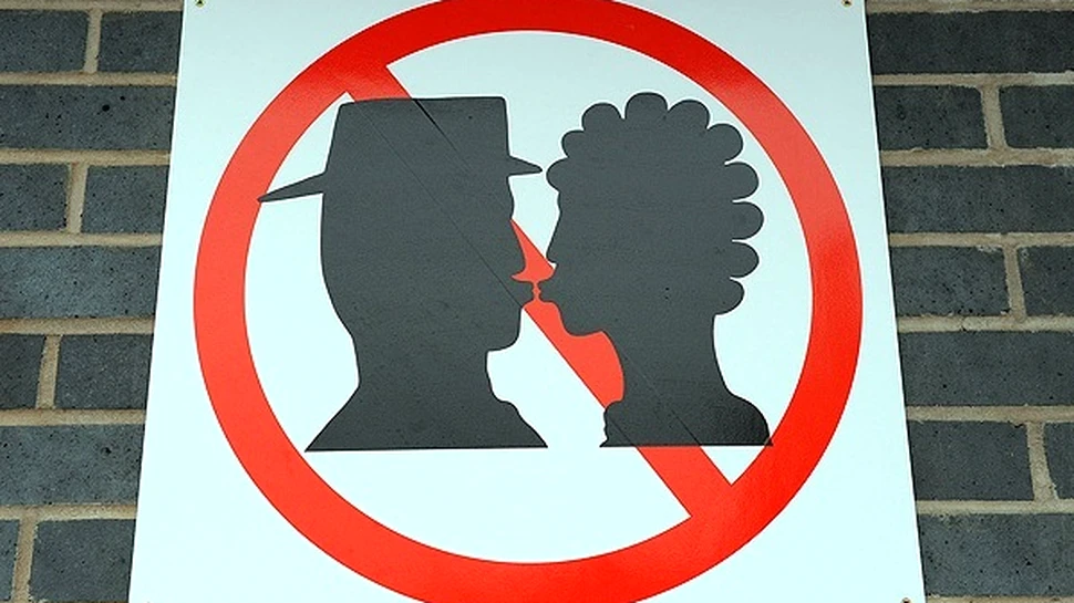 Condamnati la inchisoare pentru ca s-au sarutat in public